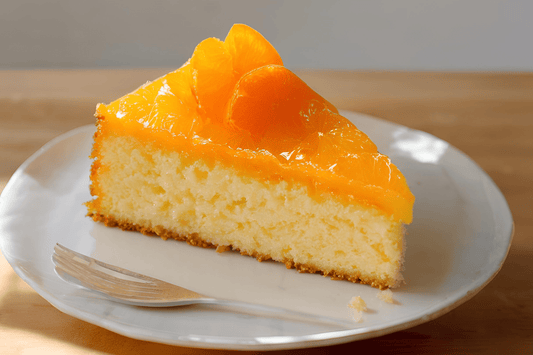 Feuchter Mandarin -Orangen -Sonnenscheinkuchen mit Schlagananas -Toping