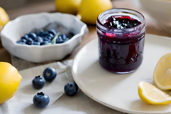 Hausgemachte Blaubeermarmelade mit einem Hauch von Zitrone