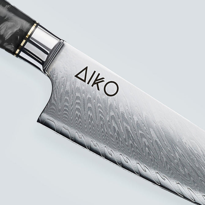 Aiko-Messer aus schwarzem Damaststahl mit farbigem schwarzem Harzgriff